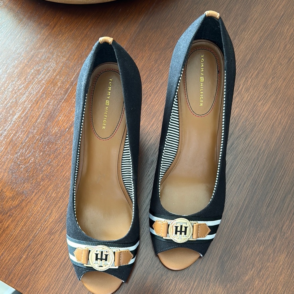 Tommy Hilfiger Black and Tan Heels with Peep Toe - Picture 5 of 6